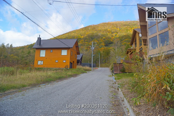 Rusutsu_ShinsetsuEstate_32-16_Photo3 - Looking up estate road from in front of block.