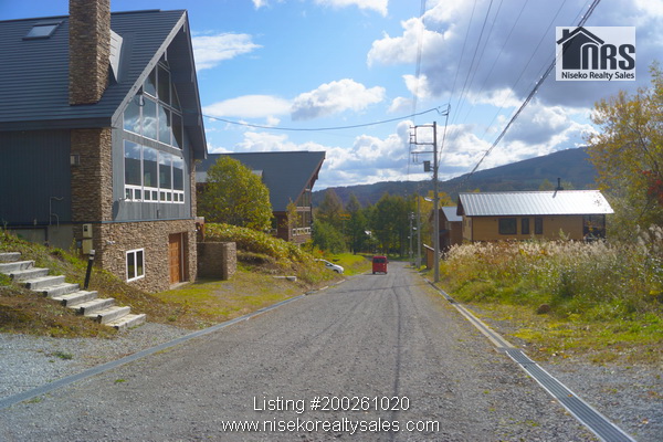 Rusutsu_ShinsetsuEstate_32-16_Photo5 - Looking down estate road from in front of block.