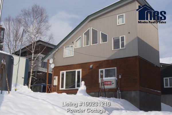 Three bedroom with loft, 2 bathroom, 2 toilet, 2 car garage middle Hirafu Powder Cottage